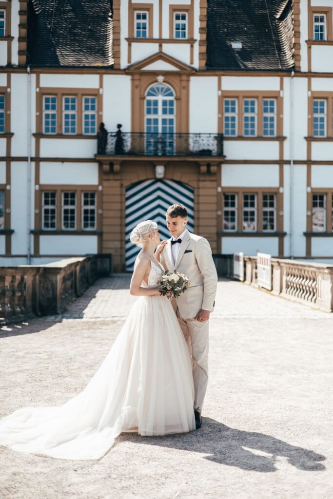 Brautpaar vor dem Schloss in Paderborn